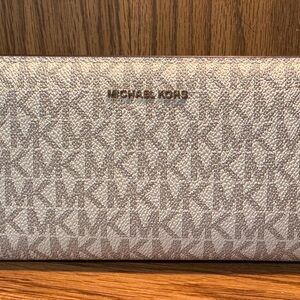 NWOT- Michael Kors - Bryant Large Logo Slim Wallet